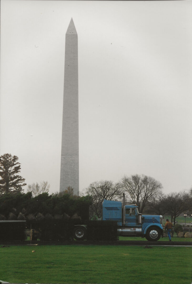 11-24-1996 White House Tree Delivery 3